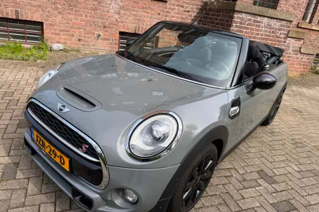 MINI Cabrio (2017) thumbnail 2
