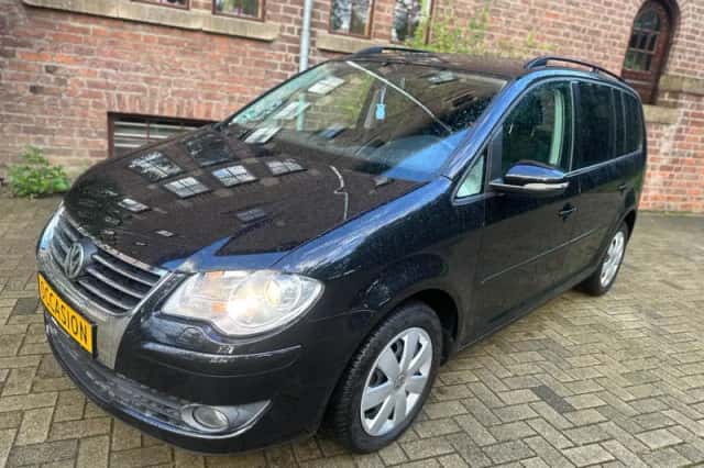 Volkswagen Touran (2010) thumbnail 2
