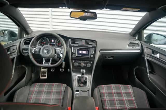 Volkswagen Golf (2016) thumbnail 2