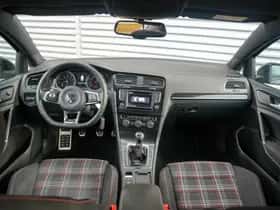 Volkswagen Golf (2016) thumbnail 2
