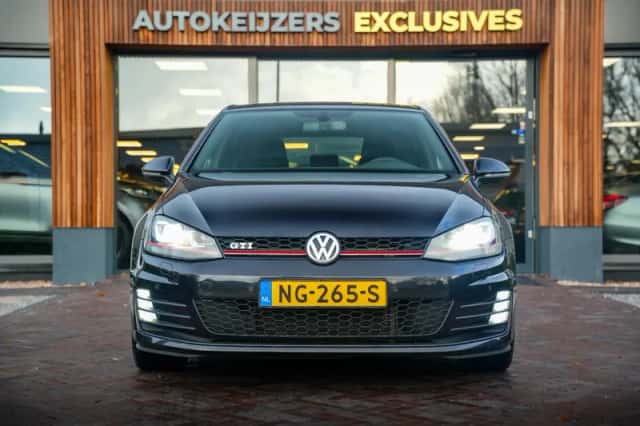 Volkswagen Golf (2016) thumbnail 3