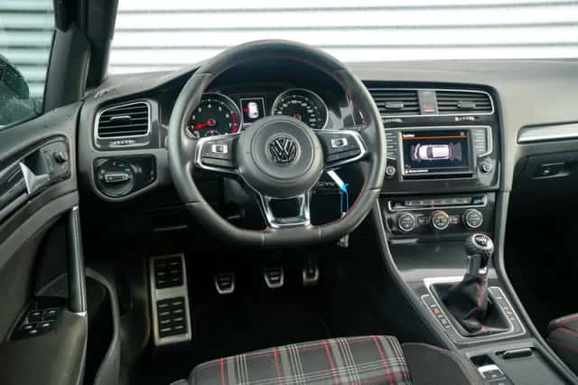 Volkswagen Golf (2016) thumbnail 4