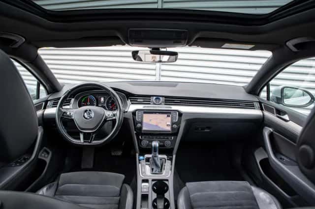 Volkswagen Passat (2015) thumbnail 2