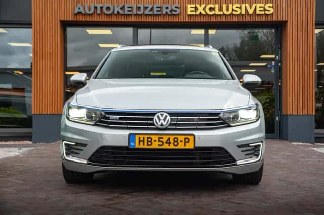 Volkswagen Passat (2015) thumbnail 3