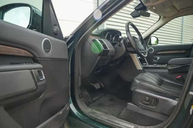 Land Rover Discovery (2017) thumbnail 2