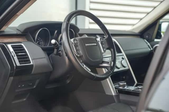 Land Rover Discovery (2017) thumbnail 2