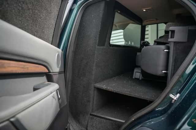 Land Rover Discovery (2017) thumbnail 3