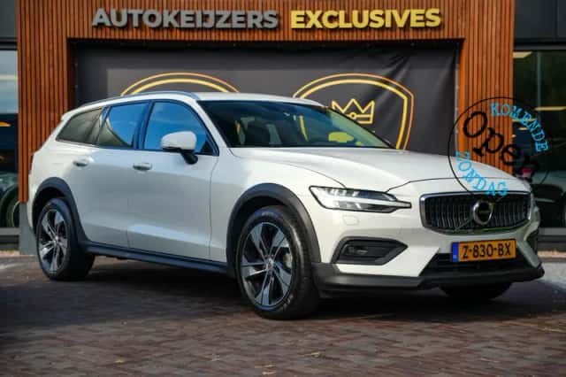 Volvo V60 (2021) thumbnail 1