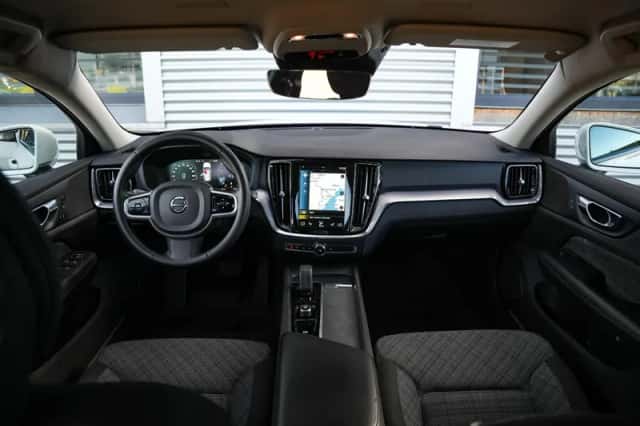 Volvo V60 (2021) thumbnail 2