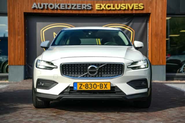 Volvo V60 (2021) thumbnail 3