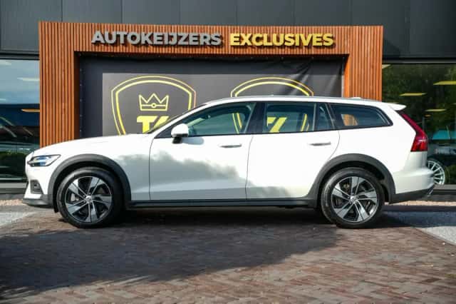 Volvo V60 (2021) thumbnail 5