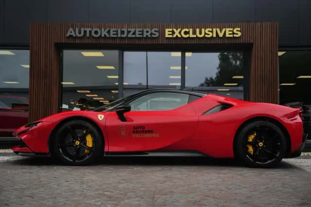 Ferrari SF90 Stradale (2022) thumbnail 5