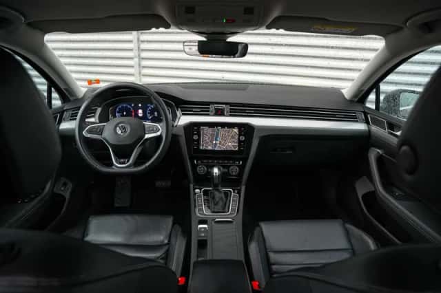 Volkswagen Passat (2019) thumbnail 2
