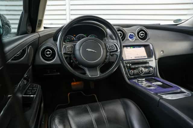 Jaguar XJ (2013) thumbnail 4