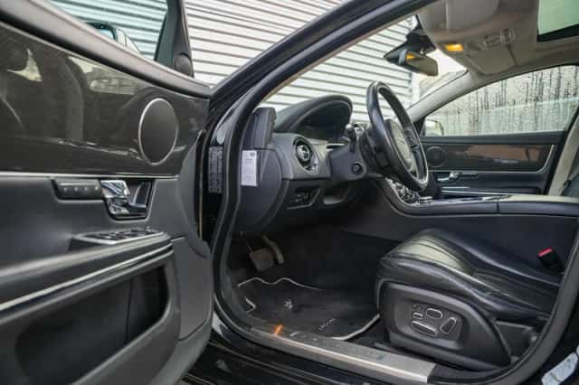 Jaguar XJ (2013) thumbnail 6