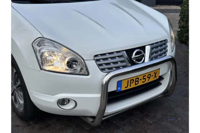 Nissan Qashqai (2010) thumbnail 2