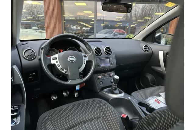 Nissan Qashqai (2010) thumbnail 3