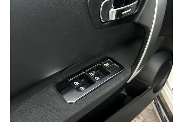 Nissan Qashqai (2010) thumbnail 5