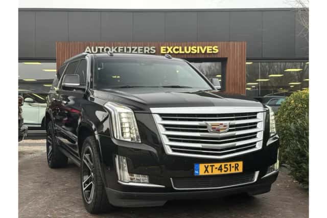 Cadillac Escalade (2018) thumbnail 2