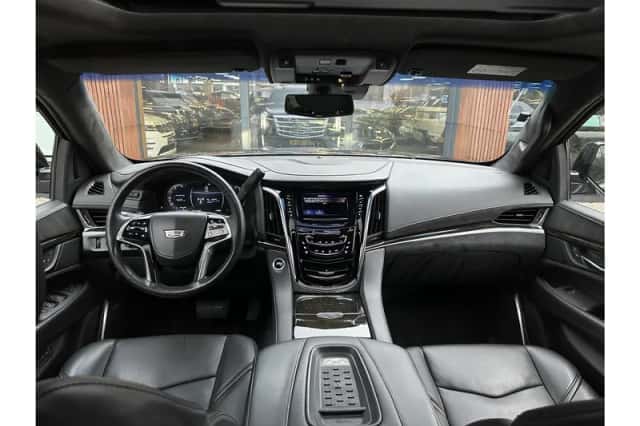 Cadillac Escalade (2018) thumbnail 3
