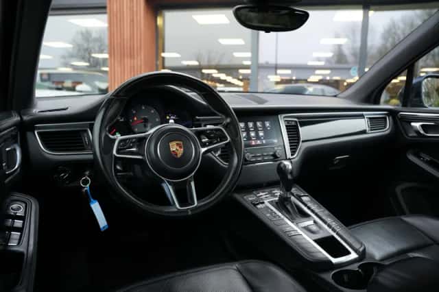 Porsche Macan (2017) thumbnail 2