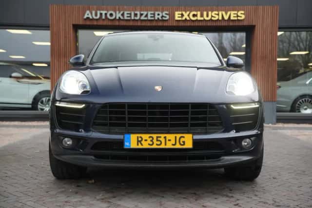 Porsche Macan (2017) thumbnail 3