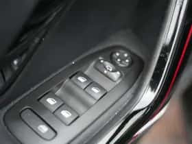 Peugeot 2008 (2018) thumbnail 18
