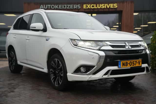 Mitsubishi Outlander (2016) thumbnail 1