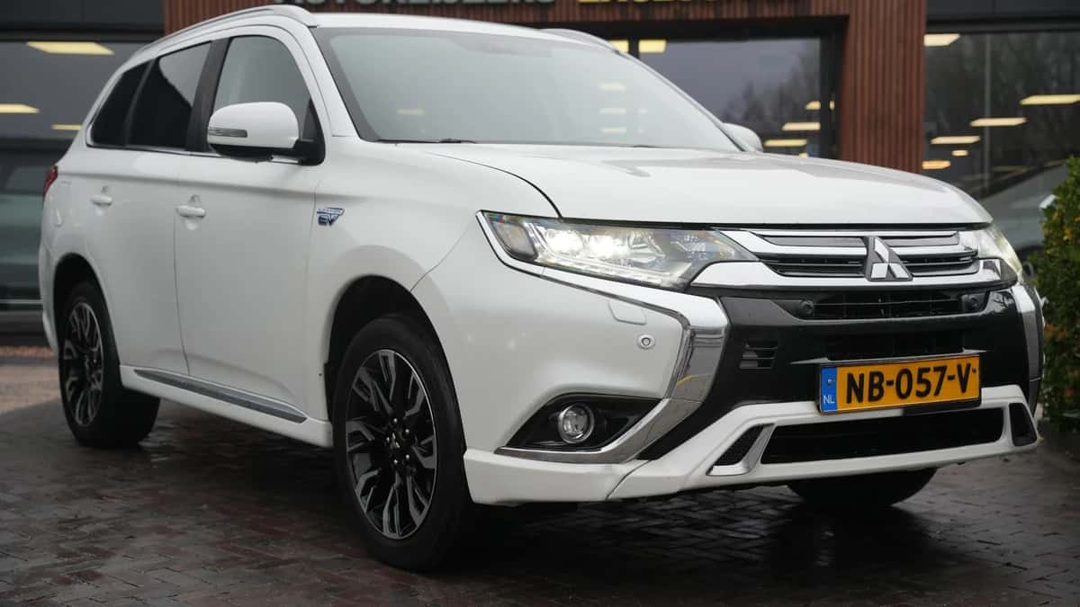Mitsubishi Outlander (2016) — foto 1