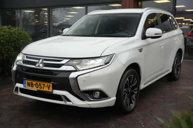 Mitsubishi Outlander (2016) thumbnail 2