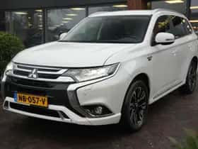 Mitsubishi Outlander (2016) thumbnail 2