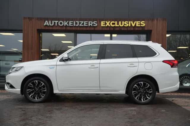 Mitsubishi Outlander (2016) thumbnail 3