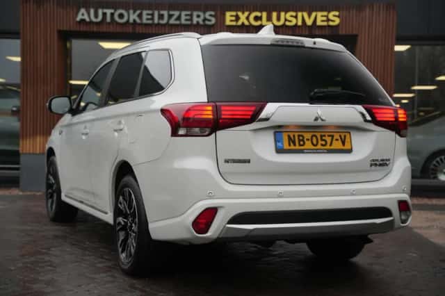 Mitsubishi Outlander (2016) thumbnail 5