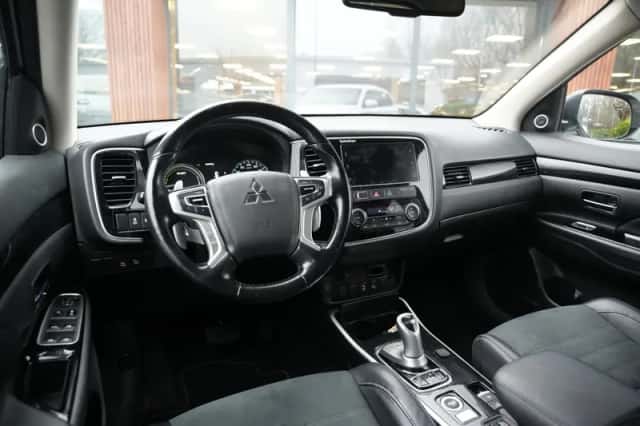 Mitsubishi Outlander (2016) thumbnail 6