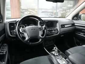 Mitsubishi Outlander (2016) thumbnail 6