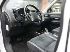 Mitsubishi Outlander (2016) thumbnail 8
