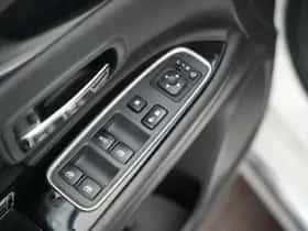 Mitsubishi Outlander (2016) thumbnail 9
