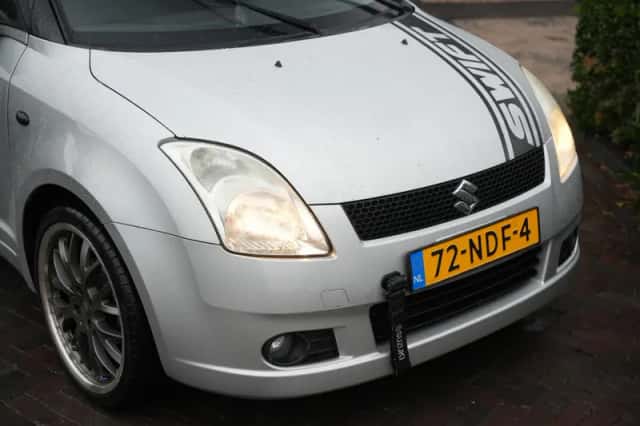 Suzuki Swift (2005) thumbnail 2