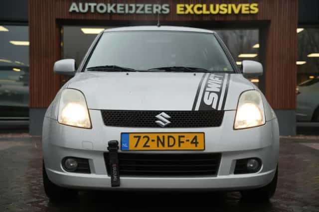 Suzuki Swift (2005) thumbnail 3
