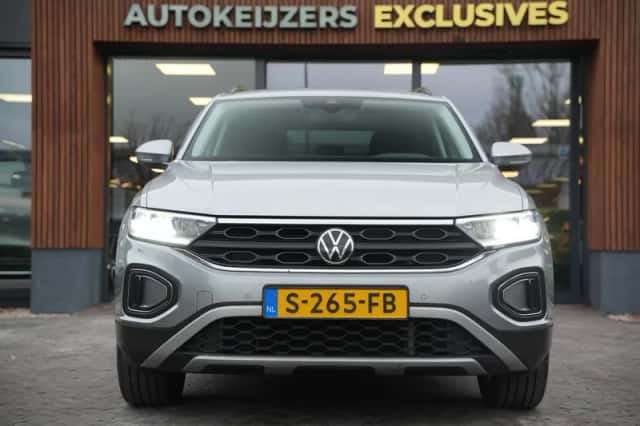 Volkswagen T-Roc (2023) thumbnail 3