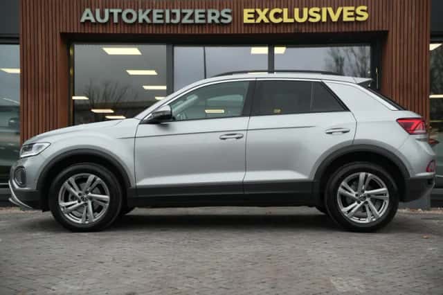 Volkswagen T-Roc (2023) thumbnail 5