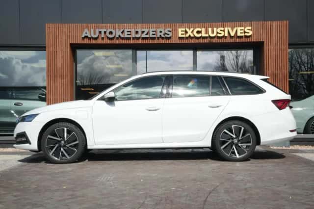 Škoda Octavia (2022) thumbnail 5