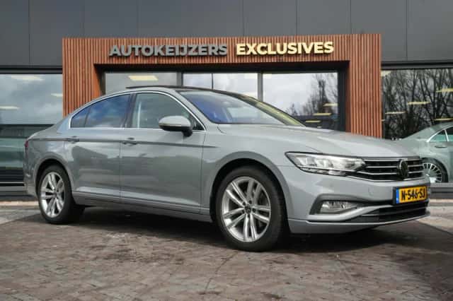 Volkswagen Passat (2022) thumbnail 1