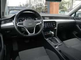 Volkswagen Passat (2022) thumbnail 2