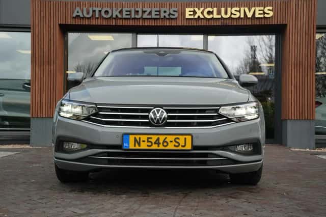 Volkswagen Passat (2022) thumbnail 3