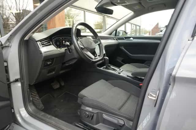 Volkswagen Passat (2022) thumbnail 4