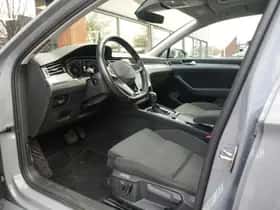 Volkswagen Passat (2022) thumbnail 4