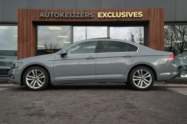 Volkswagen Passat (2022) thumbnail 5