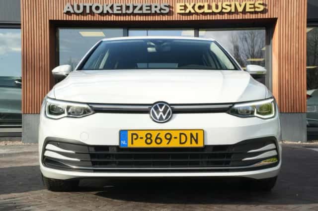 Volkswagen Golf (2022) thumbnail 3