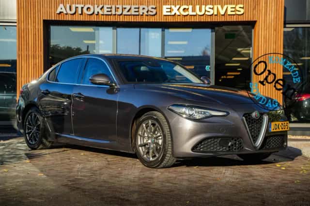 Alfa Romeo Giulia (2019) thumbnail 1